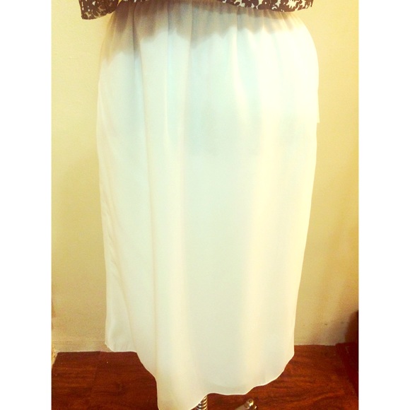 White lined Skirt - Picture 1 of 3